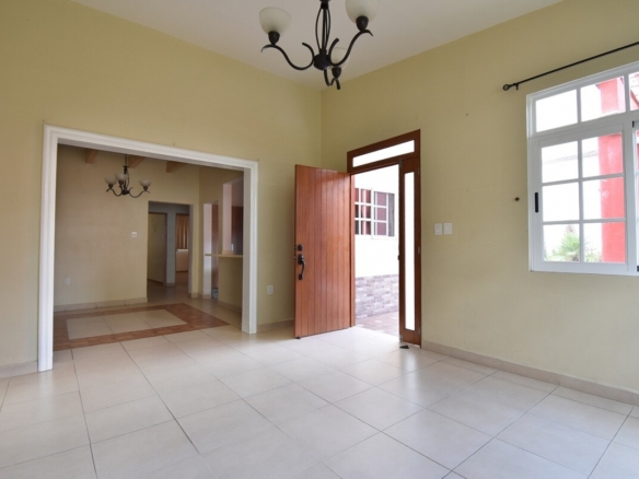 ¡¡OPORTUNIDAD!! RESIDENCIA DE UNA PLANTA CON DEPARTAMENTO INDEPENDIENTE Y GRAN JARDÍN